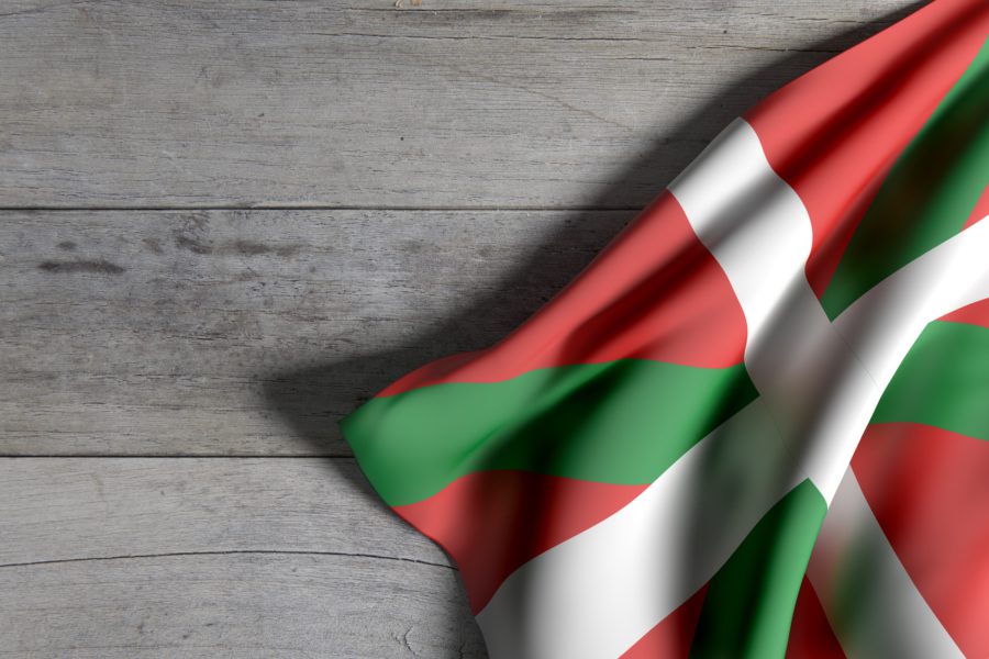 Baskische Flagge auf Holzhintergrund